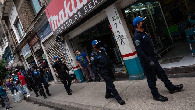 Policía de la CDMX vigila cierre de establecimientos.