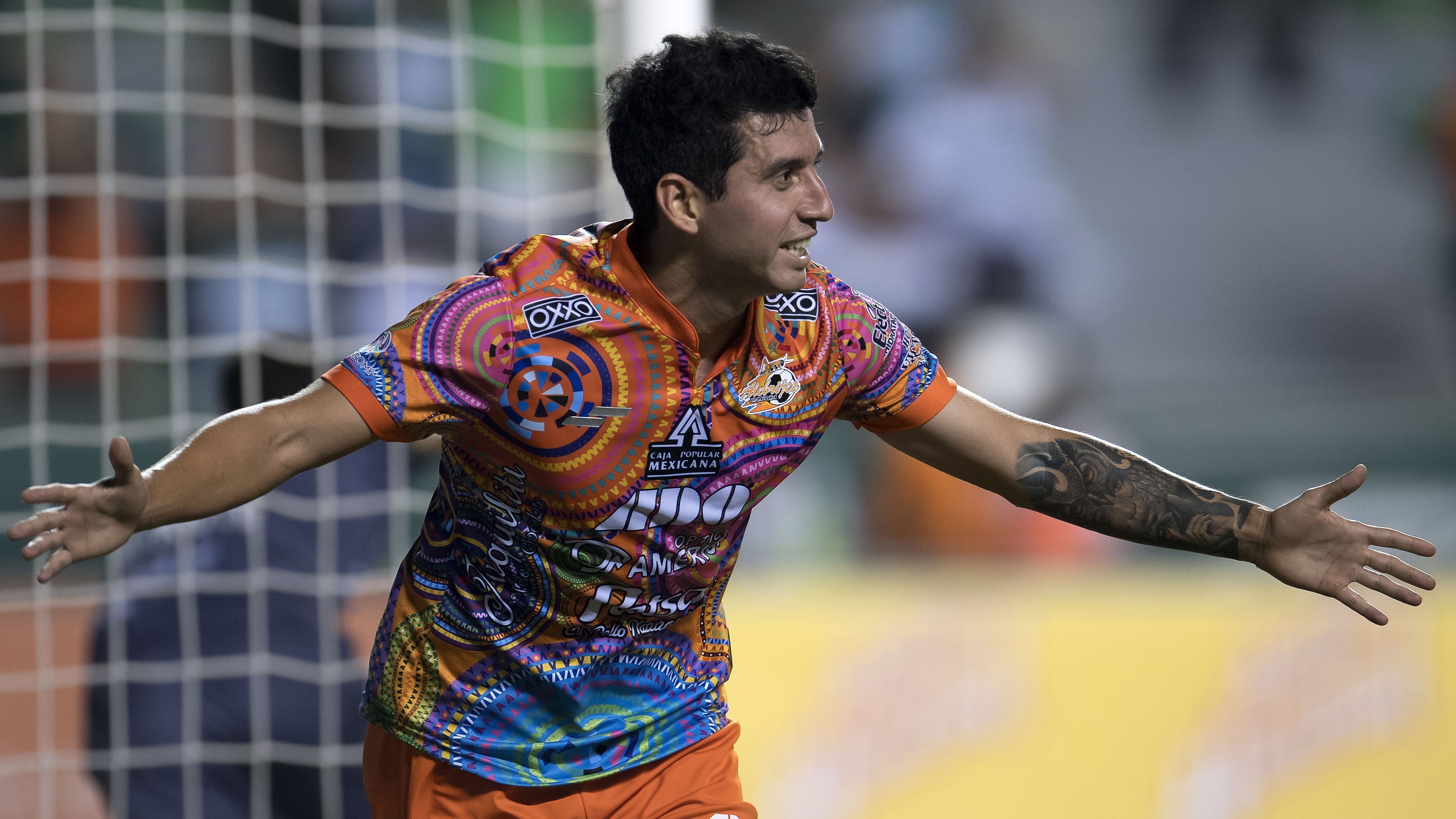 Alebrijes de Oaxaca becan a joven expulsado del CBETIS por vender tortas