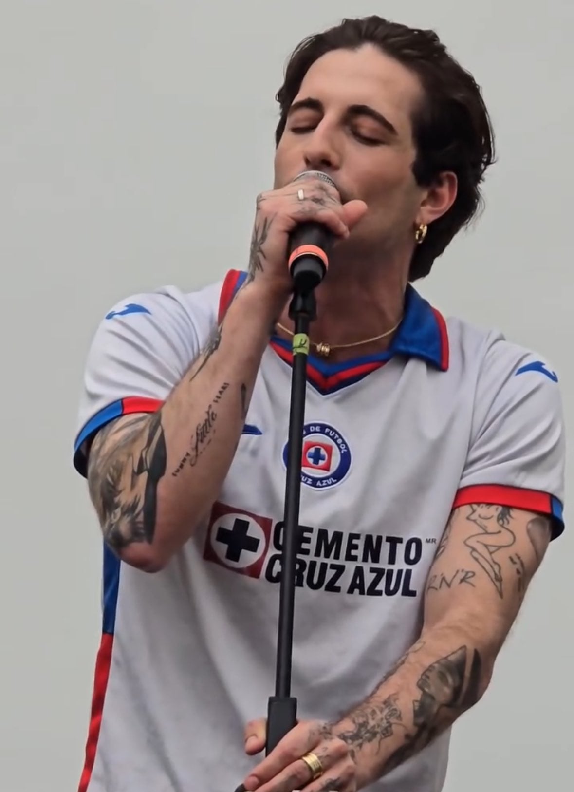 Damiano David se pone la playera del Cruz Azul durante su visita a México