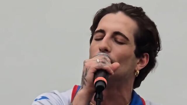 Damiano David se pone la playera del Cruz Azul durante su visita a México