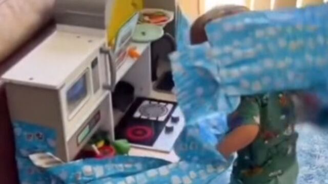 Niño recibe cocinita como regalo de Reyes Magos