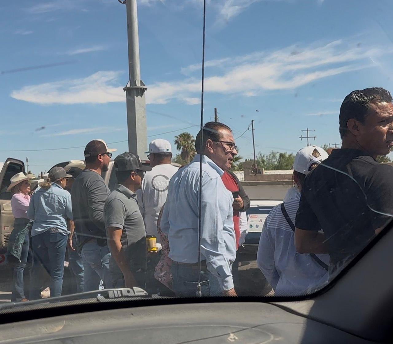 El director de la Junta Estatal de Aguas, Mario Mata, bloqueando la carretera de Delicias