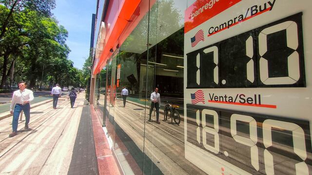 El dólar se compra a $17.10 pesos por unidad y se vende en $18.90 en una sucursal de avenida Reforma