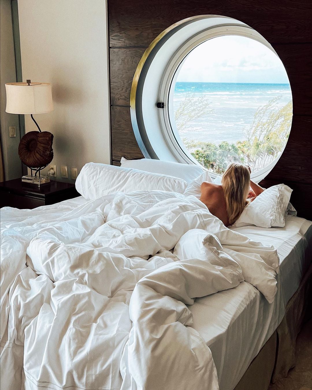 Gabriel Soto comparte sensual fotografía de Irina Baeva