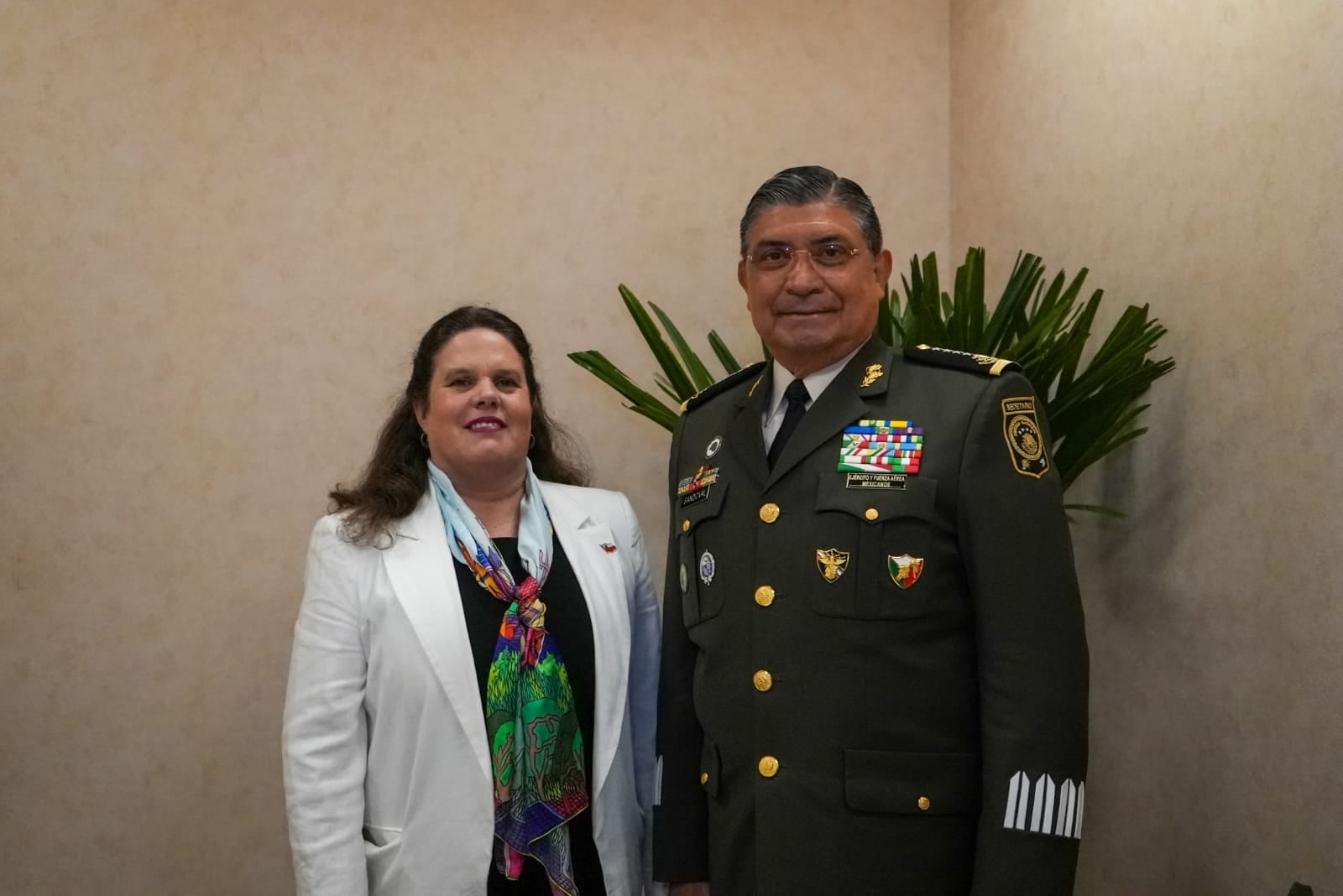 Luis Cresencio Sandoval con Maya Fernández Allende, ministra de Defensa de Chile