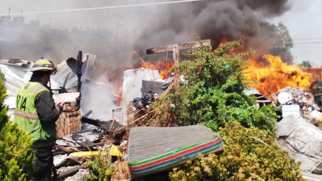 Incendio en casas de lámina en la colonia Atlampa de la alcaldía Cuauhtémoc