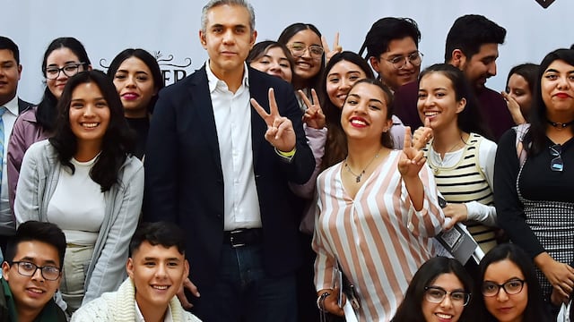 Fernando Vilchis visita estudios cinematográficos de Ecatepec