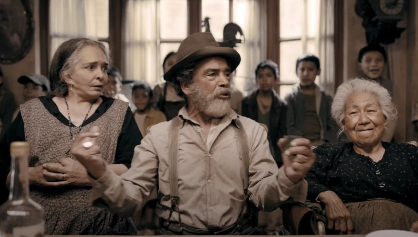 Escena de ¡Qué viva México!, película de Luis Estrada, protagonizada por Damián Alcázar