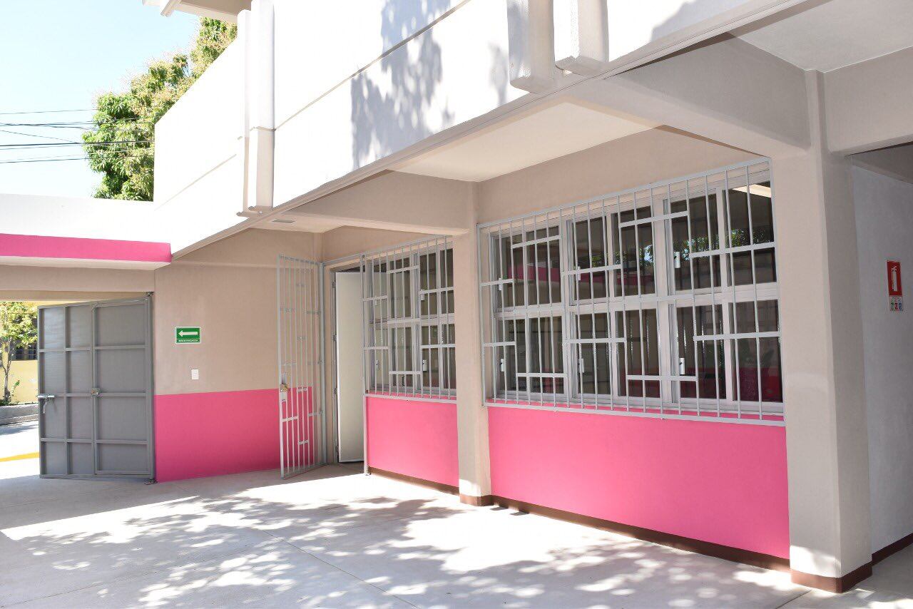 El gobernador inauguró una primaria y un jardín de niños, que se suman a los 2 mil planteles activos.