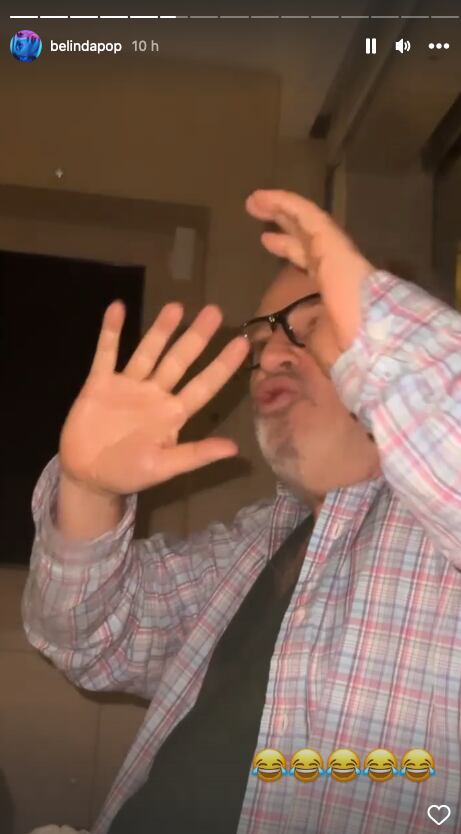 Ignacio Peregrin, papá de Belinda, enojado por el flash de su hija.