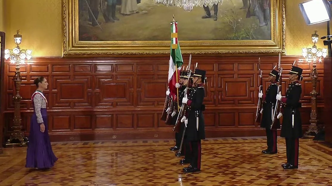 Escolta de mujeres cadetes entregó bandera a Claudia Sheinbaum