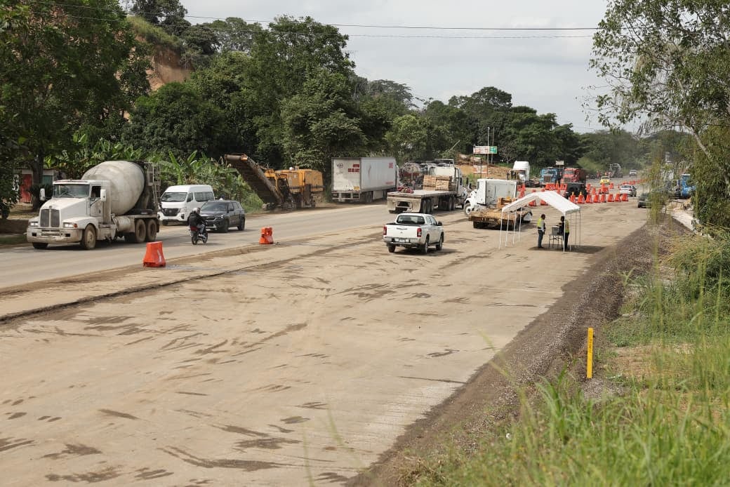 Javier May y Claudia Sheinbaum supervisan ampliación de carretera Macuspana-Escarcega.