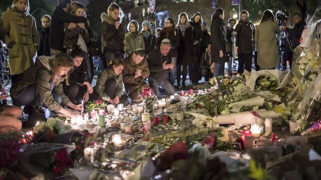 Homenaje a víctimas de atentados en París.