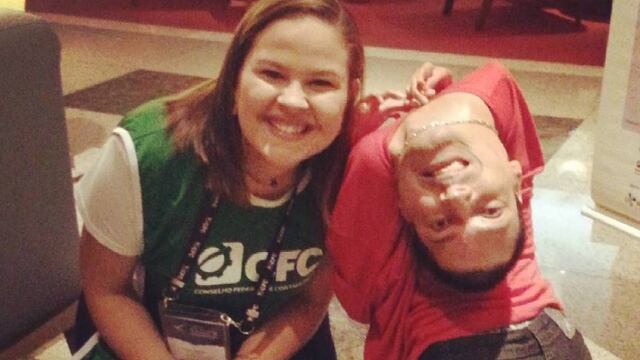 Hombre con cabeza al revés