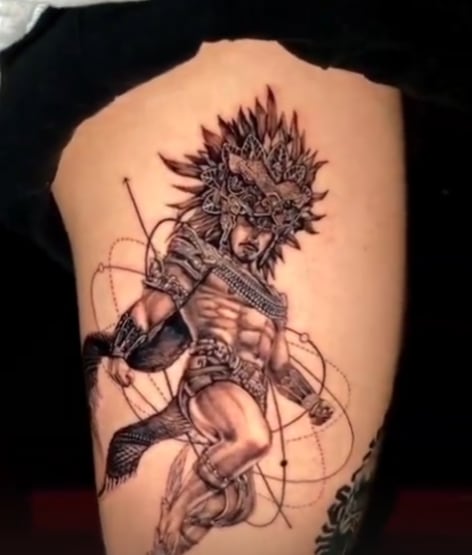 Tatuaje de Namor que maravilló a Tenoch Huerta