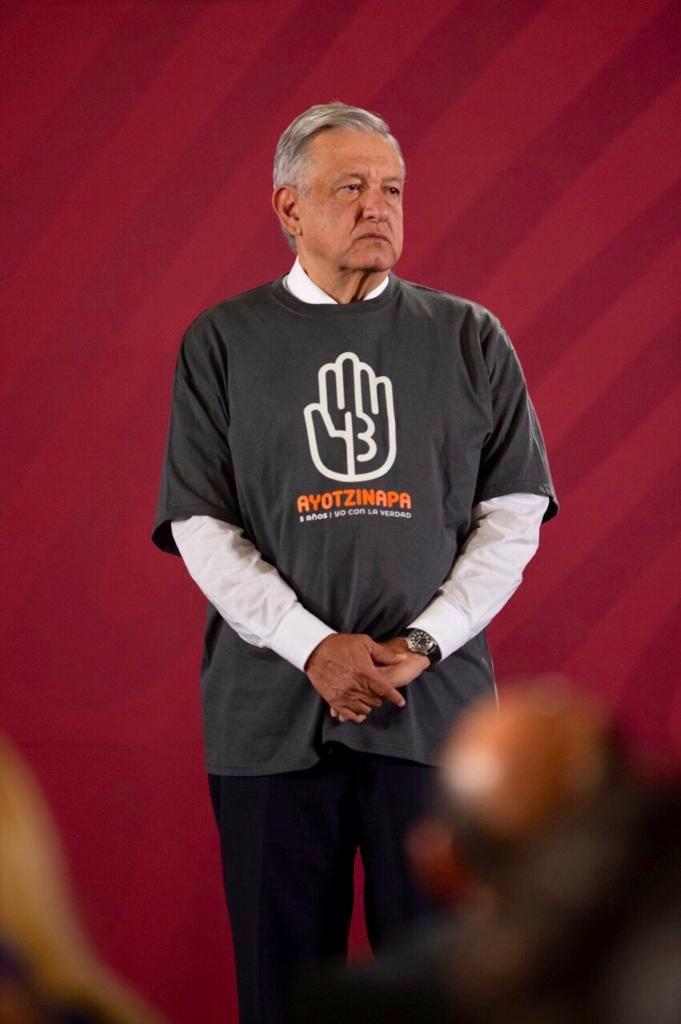 El presidente porta playera conmemorativa a petición de los padres