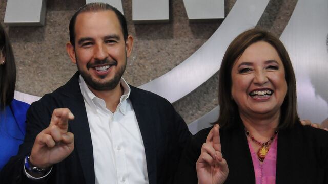 Xóchitl Gálvez y Marko Cortés, se toman una fotografía al término de la reunión