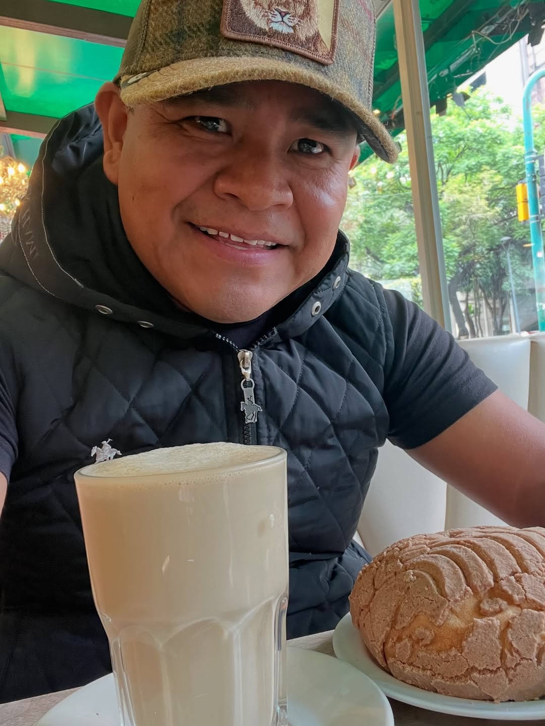 Erasmo Catarino desayunando una concha.