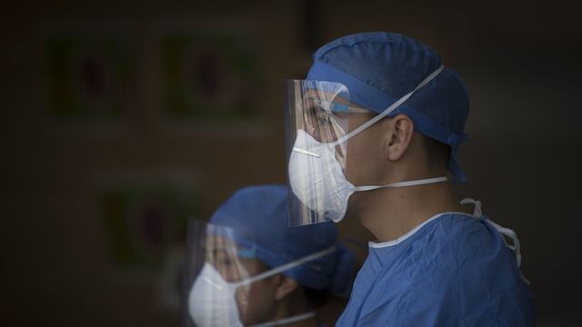 Personal médico con cubrebocas