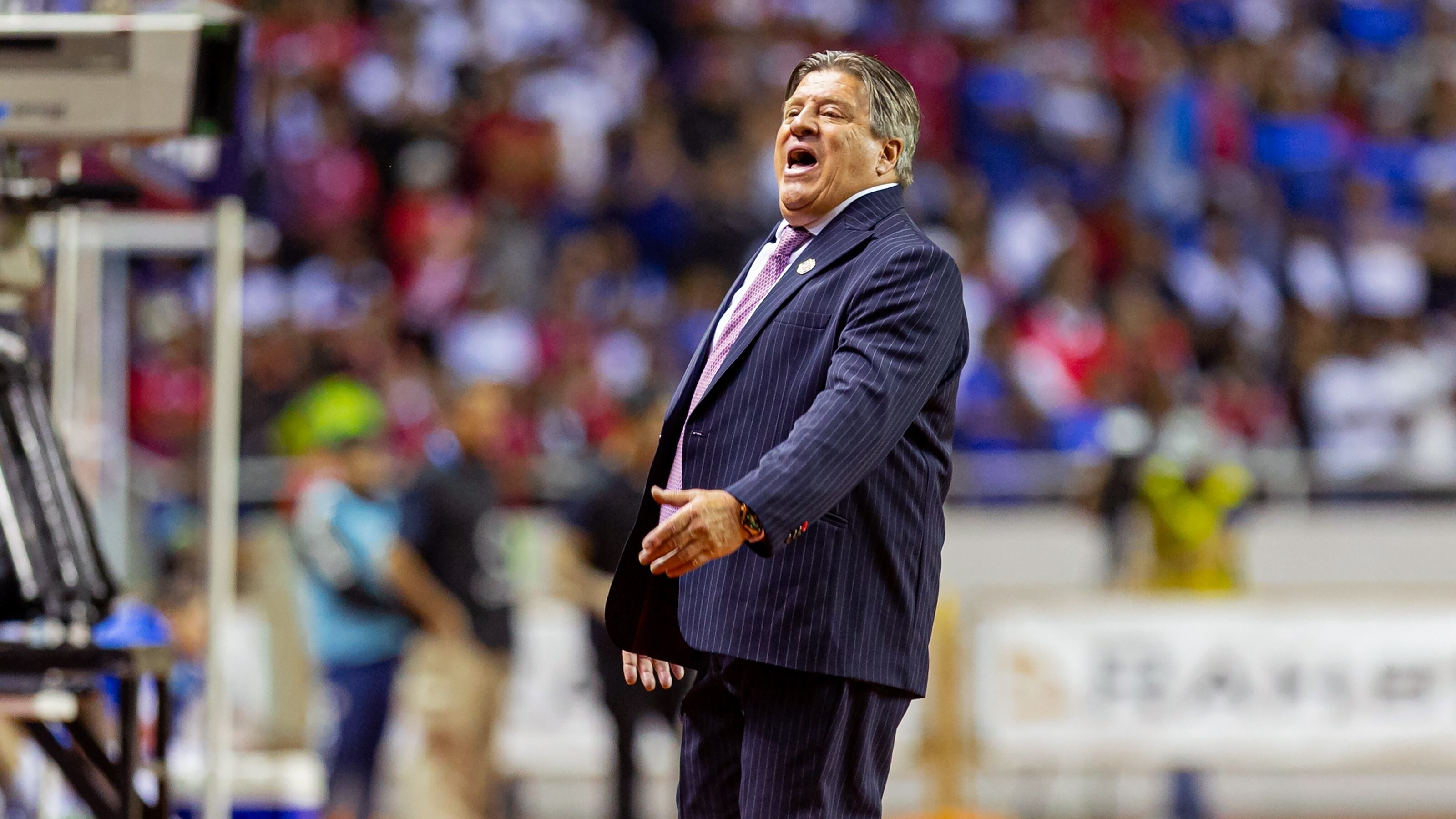 Miguel Herrera se vuelve a enfrentar con periodista en plena conferencia; está a punto de fracasar con Costa Rica