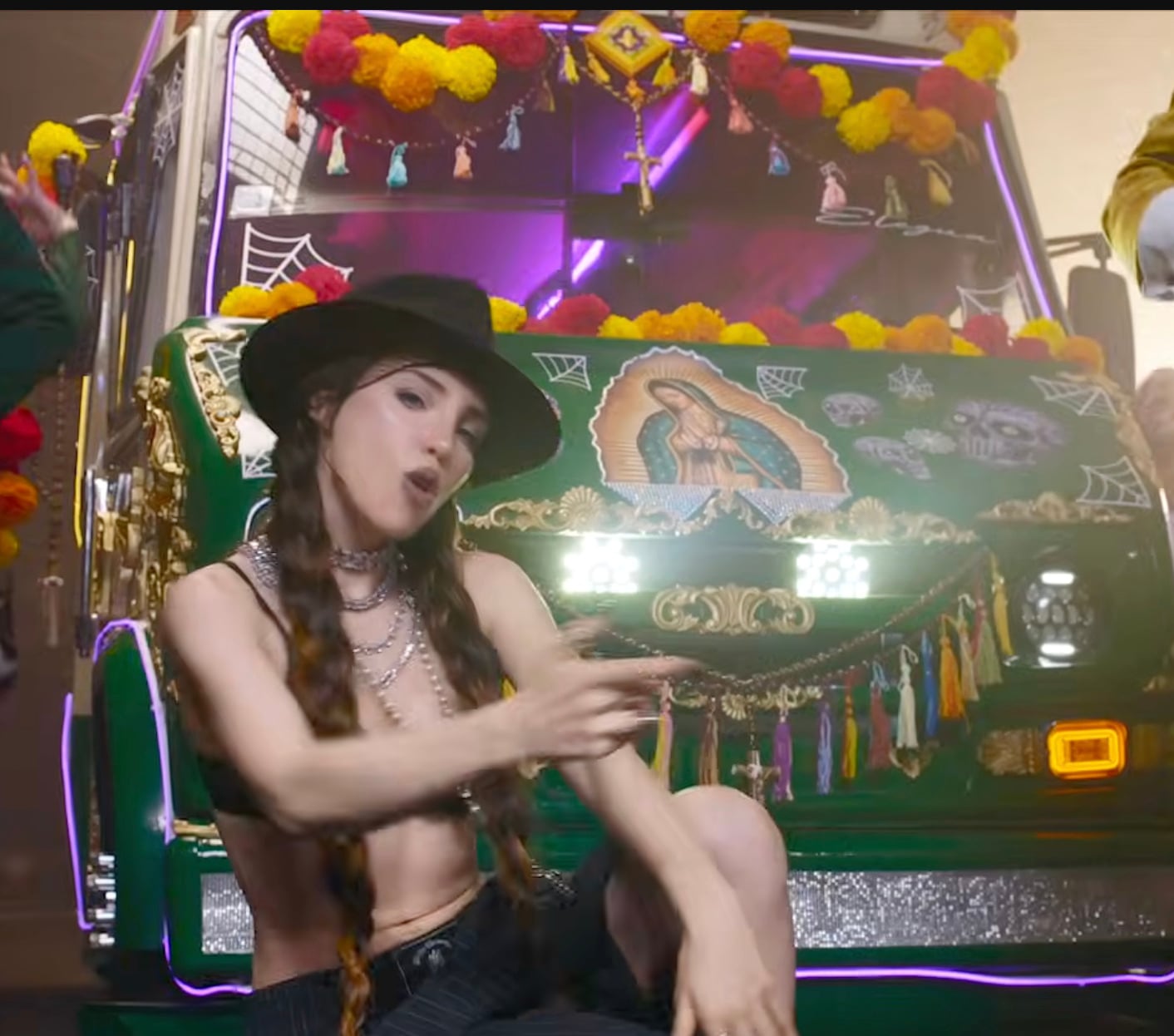 Por ella utiliza elementos mexicanos como la Virgen de Guadalupe