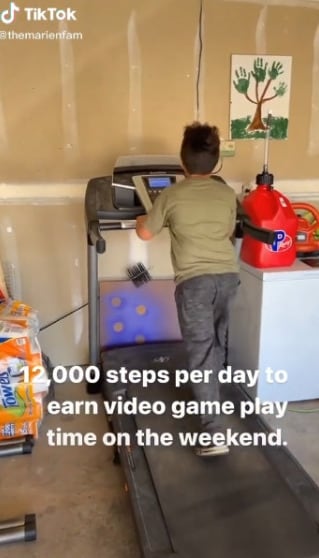 Mamá obliga a sus hijos a caminar 12 mil pasos diarios