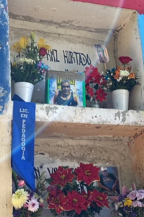 Visita a su abuelo en el panteón para avisarle que se graduó