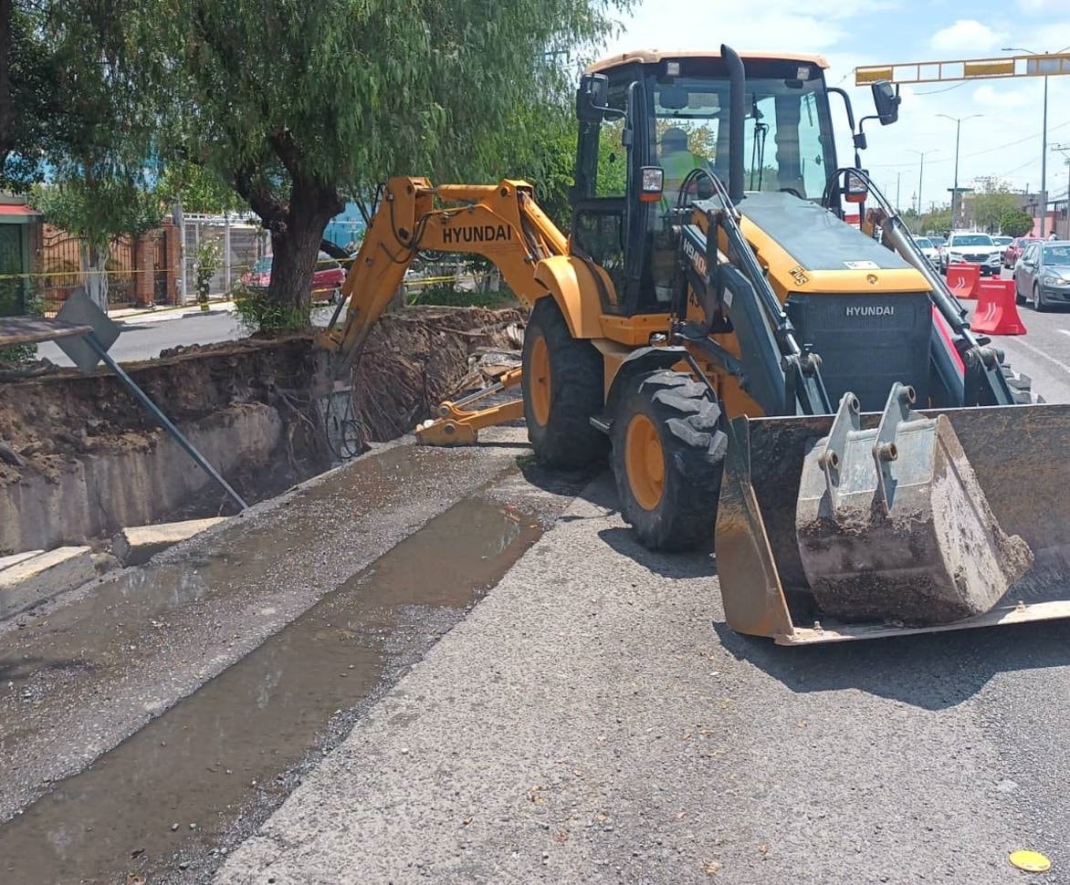 Socavón gigante se traga parada de autobús en Celaya