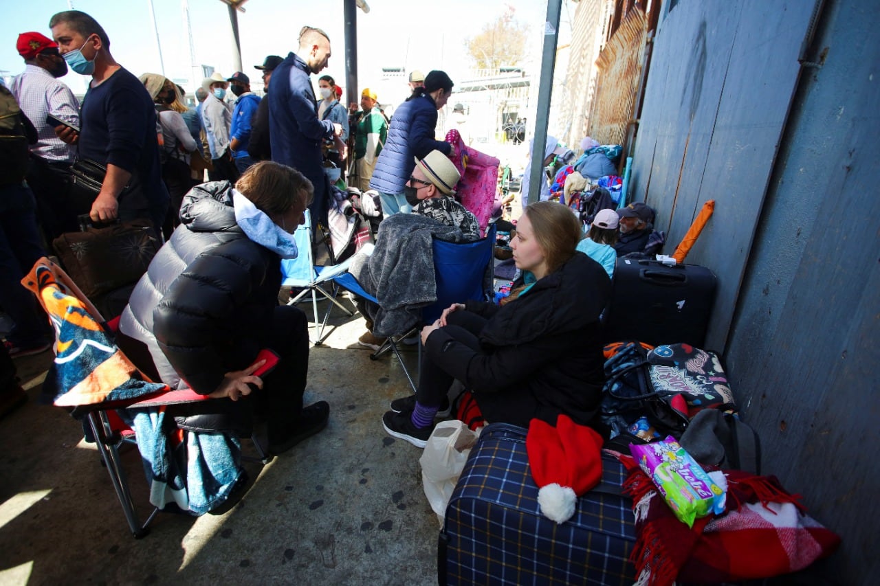 Ciudadanos rusos esperando trámite de visa humanitaria en Tijuana, ciudad fronteriza entre México y EU.