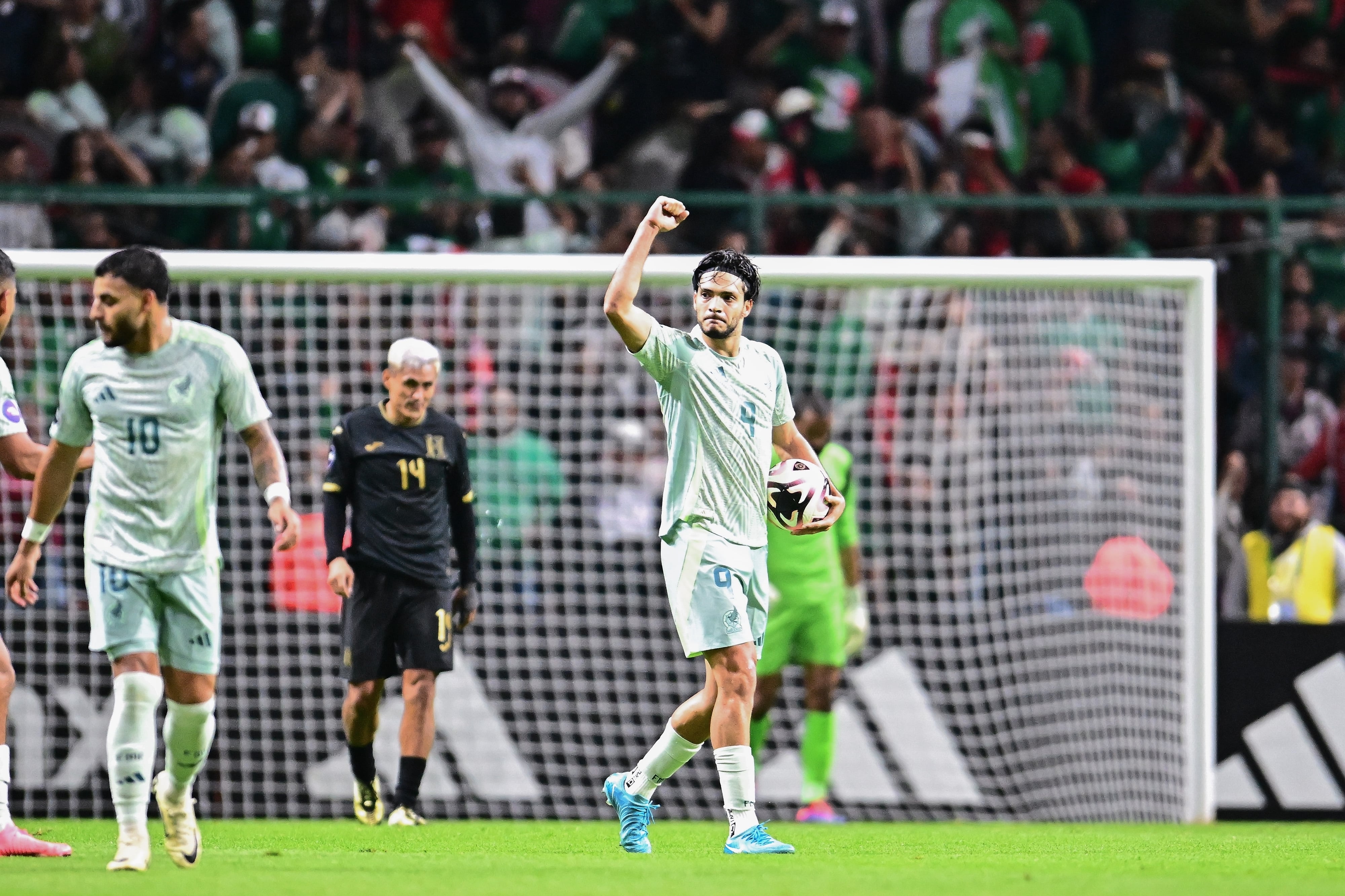 Raúl Jiménez con la Selección Mexicana.