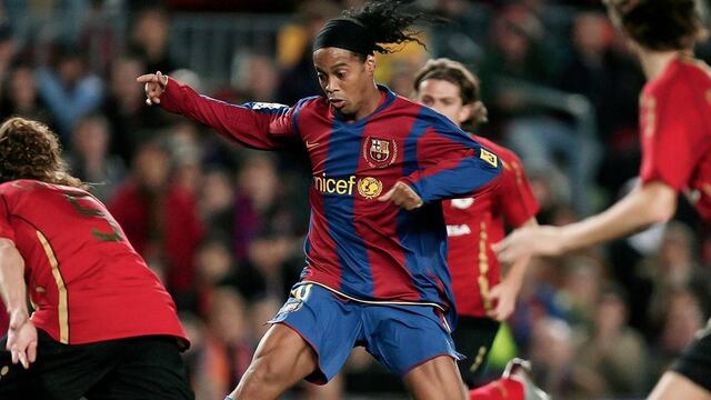 Ronaldinho durante un juego con el Barça.