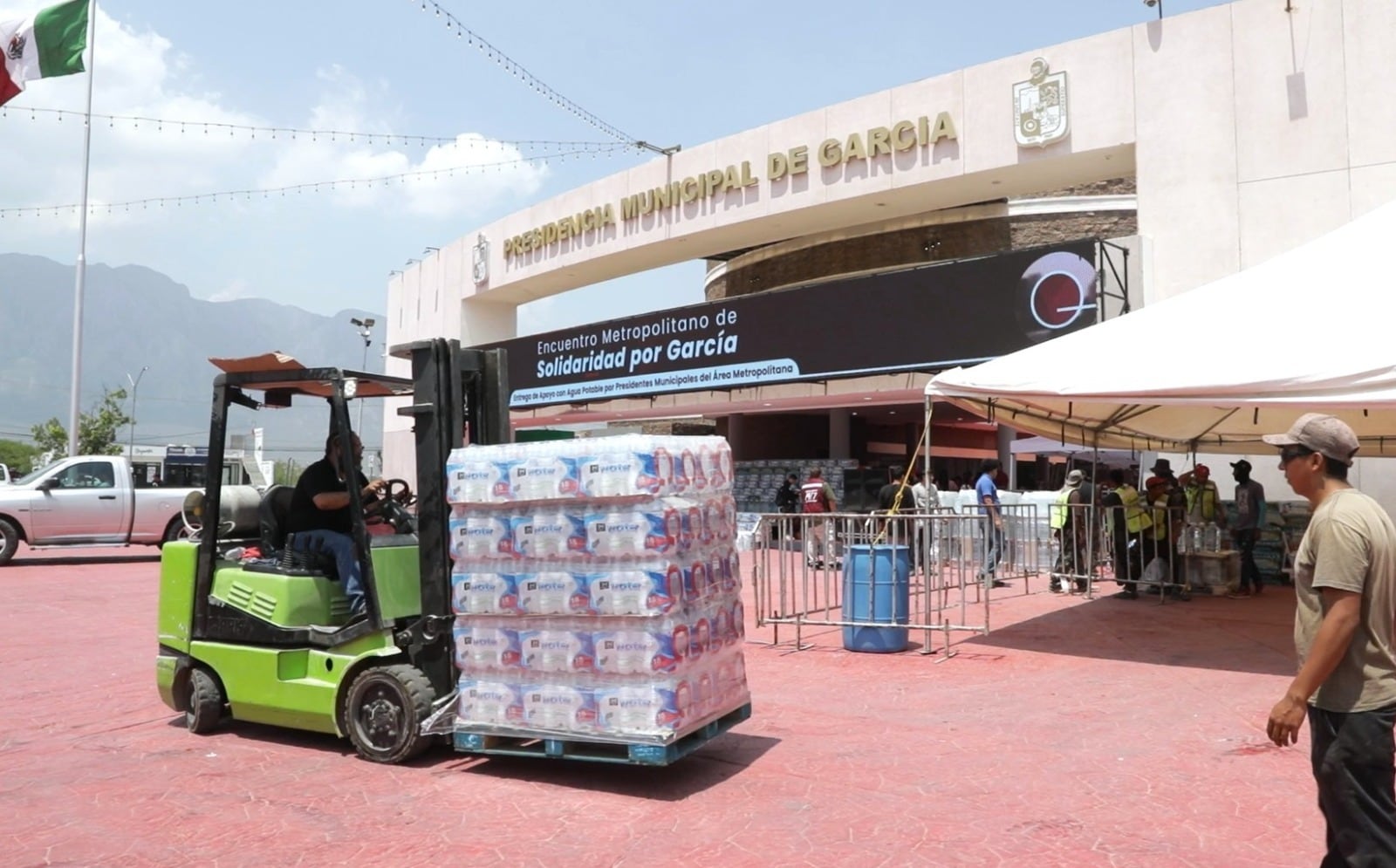 Escobedo apoya con agua potable a García ante la crisis hídrica que afecta a familias del municipio.