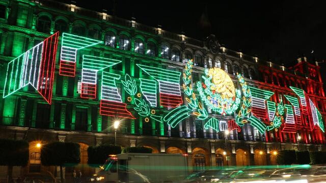 Adornos patrios en el Zócalo