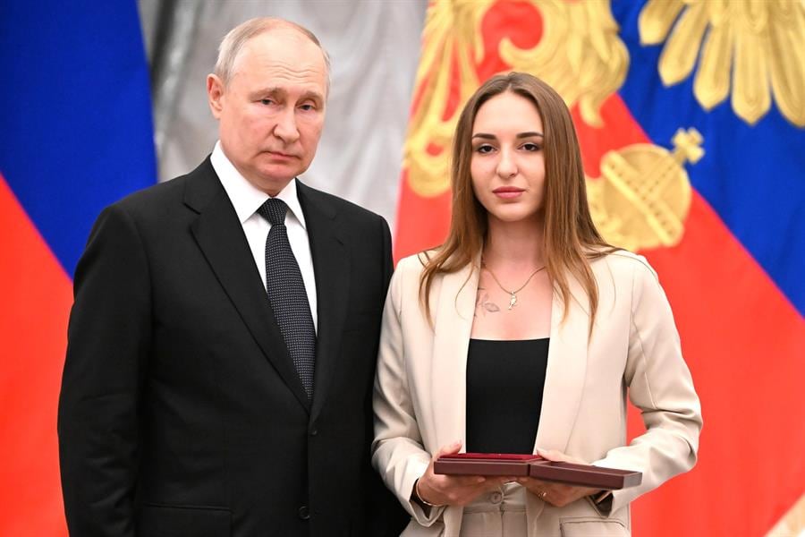 Vladimir Putin entrega condecoraciones a viudas de militares muertos en Ucrania