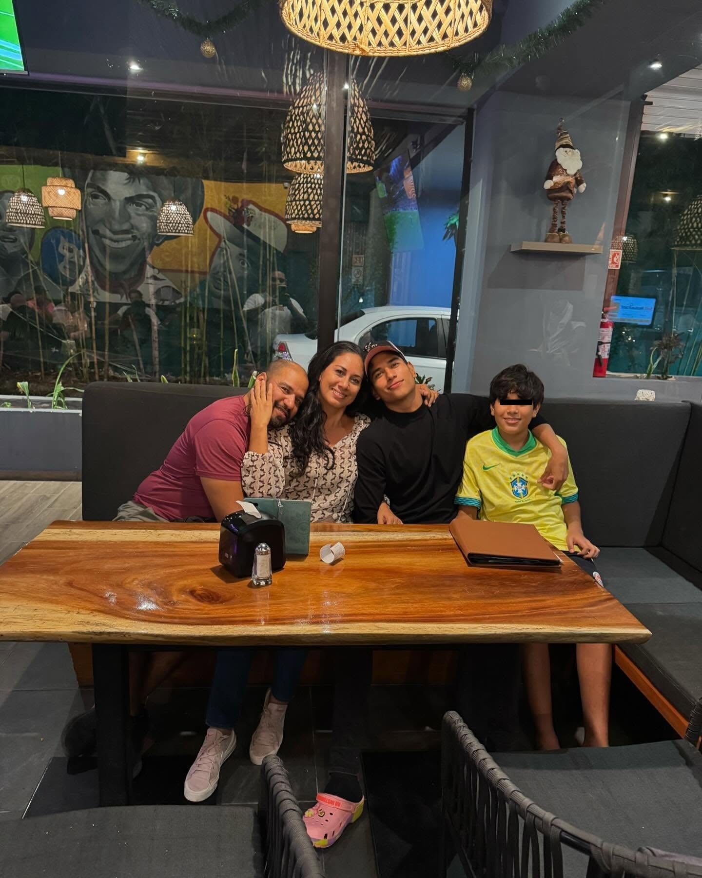 Juan Sebastián Liceaga, portero de México en la Sub-20, con su familia.
