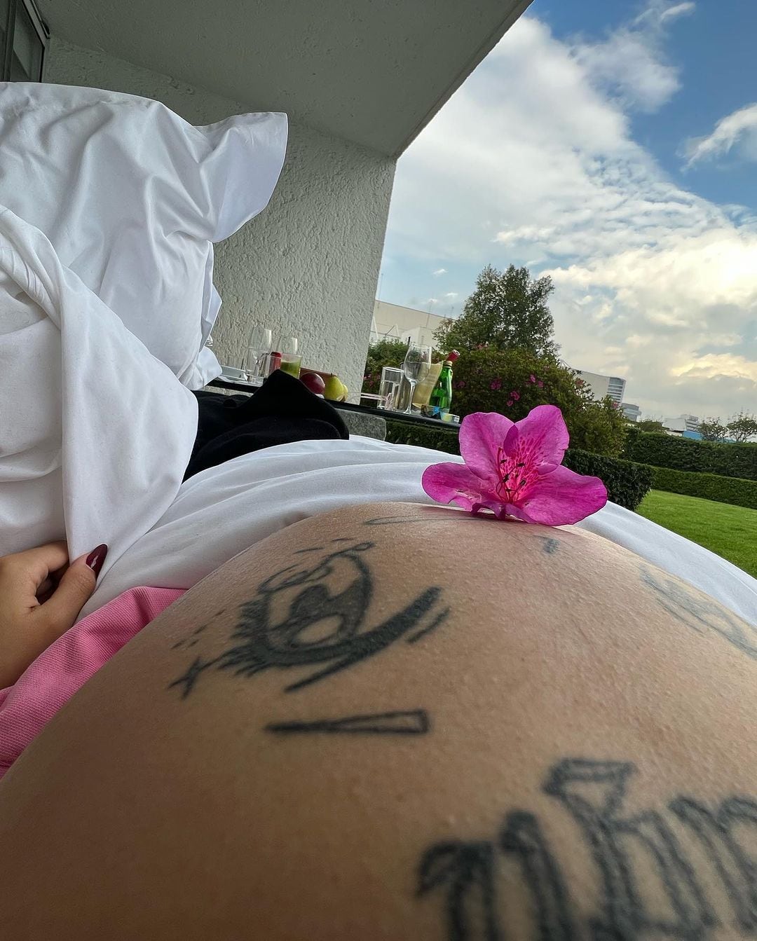 Cazzu se muestra embarazada y de vacaciones con Christian Nodal.
