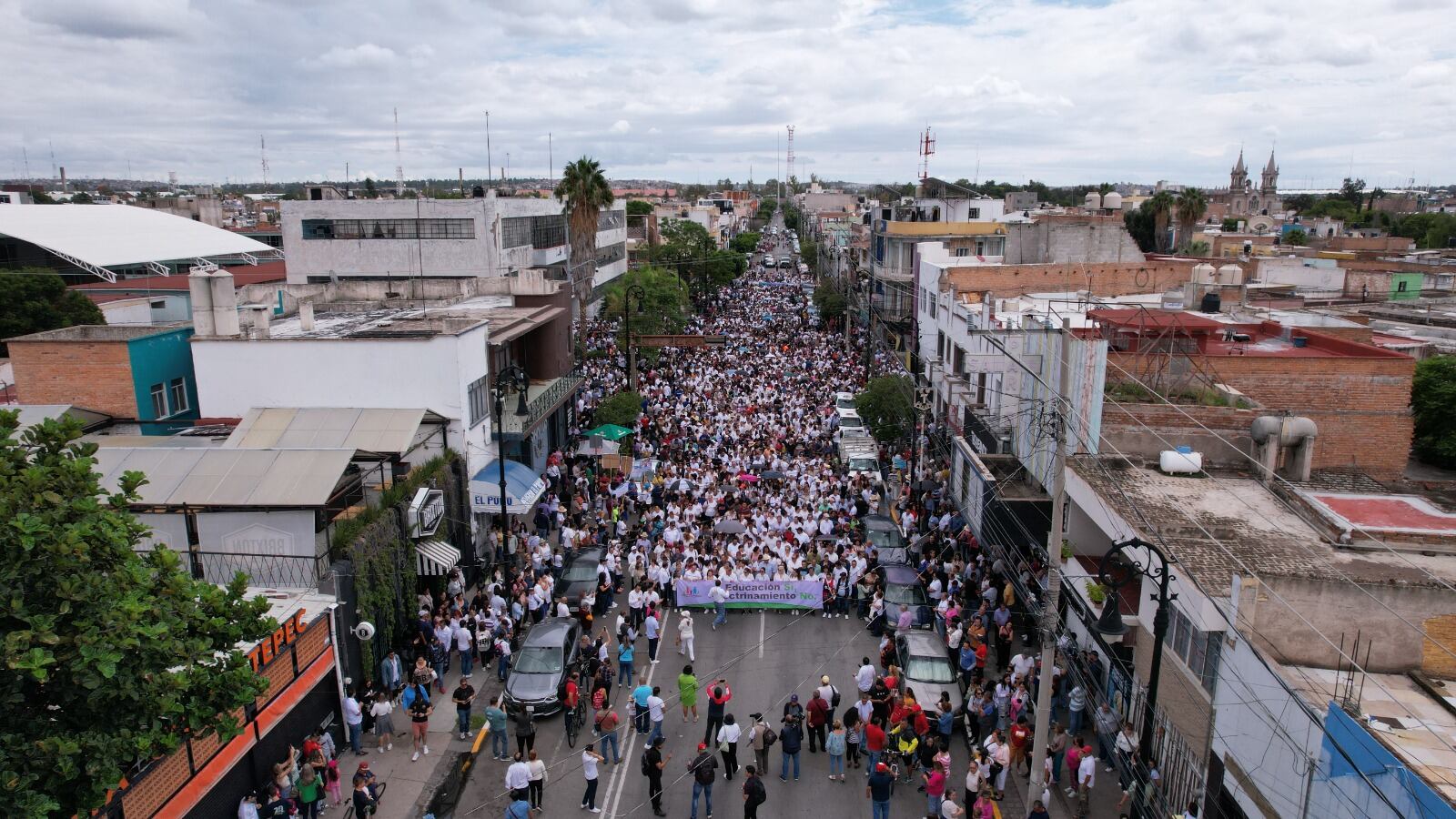 Familias de Aguascalientes marchan en contra de la 4T y la distribución de los libros de la SEP