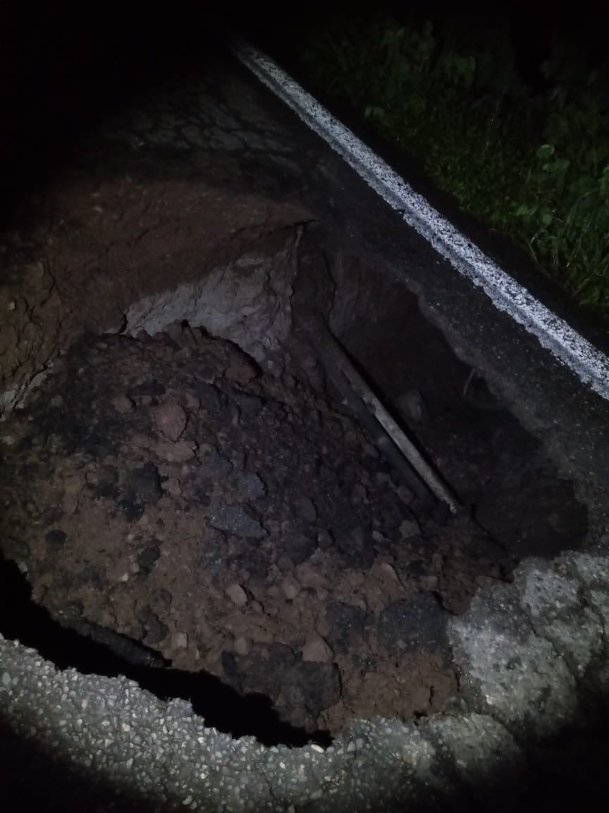 Socavón en la carretera federal 80 en Guadalajara, Jalisco por temblor