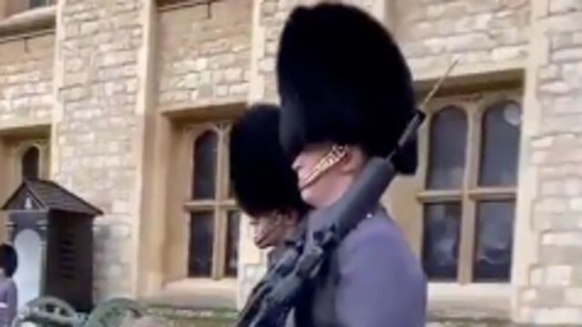 Miembro de la Guardia Real Inglesa atropella a un niño