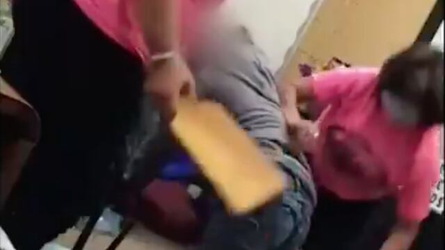 Directora golpeando a niña