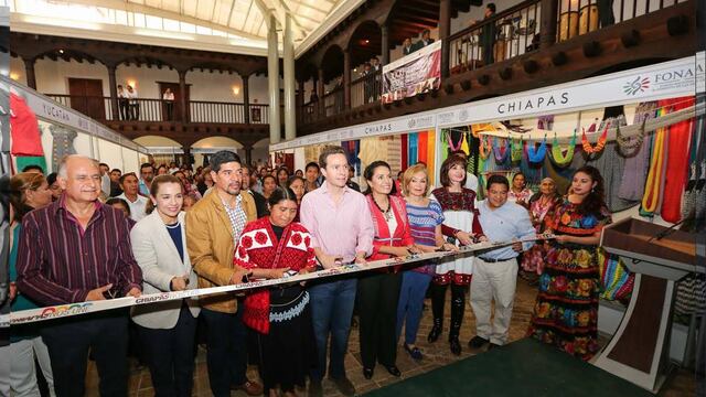 Manuel Velasco Coello reconoció a las mujeres y los hombres que con su creatividad y talento mantienen vigente la cultura, el espíritu y la tradición que identifica a Chiapas a nivel nacional e internacional. 