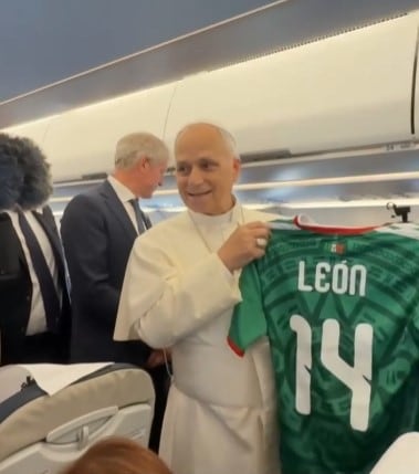 Papa León XIV habla del Mundial 2026 al recibir playera de México