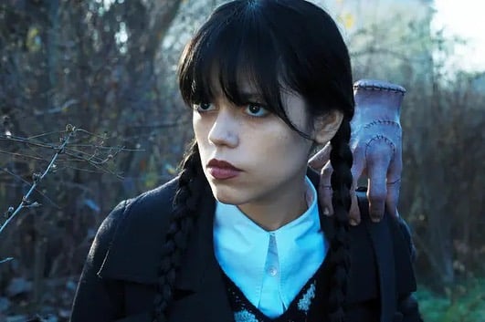 Jenna Ortega revela identidad del actor que interpreta a Dedos en serie Merlina