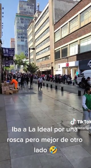 Larga fila en La Ideal, sucursal del Centro, por una Rosca de Reyes
