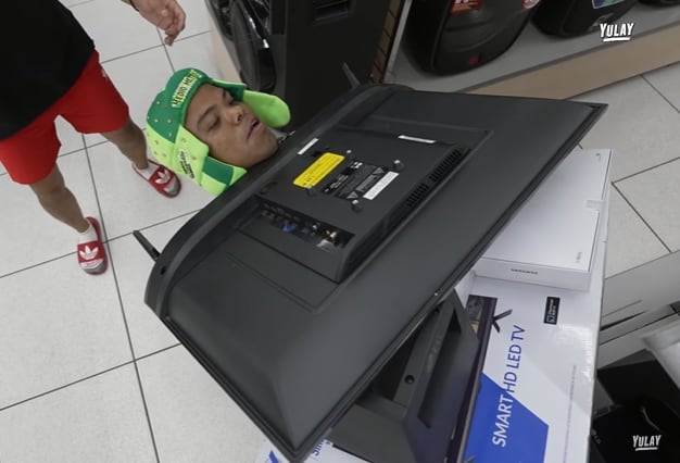 Medio Metro cargando sus cosas en Coppel.