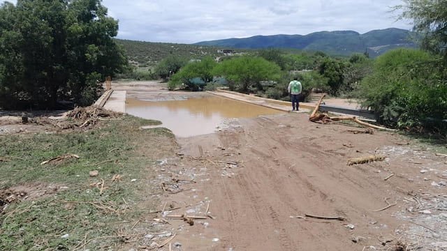 Por instrucción del gobernador Ricardo Gallardo Cardona, personal de la Junta Estatal de Caminos realiza recorridos en municipios del Altiplano para evaluar daños.