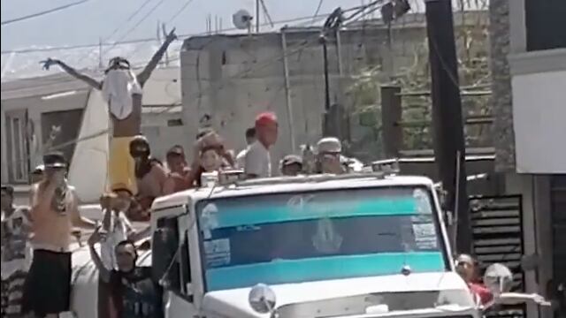 VIDEO: En Monterrey celebran como campeona a una pipa de agua