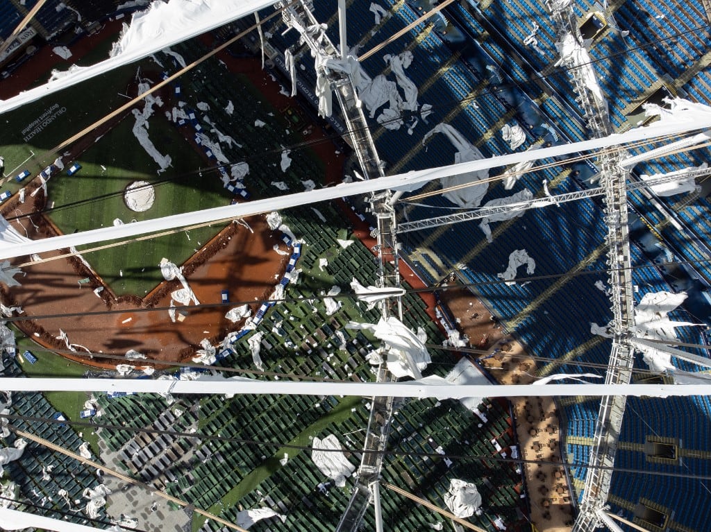 Estadio de béisbol en Tampa, Florida, tras el paso del huracán Milton