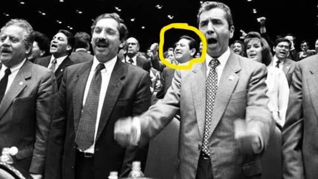 Ignacio Ovalle festejando con Roque Villanueva, Natividad Glez. Parás, Augusto Gómez Villanueva y otros priistas, el aumento al IVA, del 10 al 15% en 1995. Foto PRI nacional.