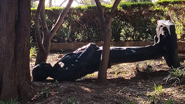 Estatua de Felipe Calderón en Los Pinos